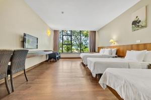 新加坡Siloso Beach Resort - Sentosa的酒店客房内的一排床位