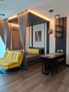 班吉SARI Homestay Vista Bangi with Wi-fi and Netflix的客厅配有黄色的沙发和桌子