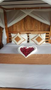 贾蒂卢维巴厘岛狄阿莫酒店的一张心形盒子床
