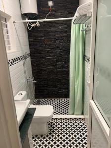 埃尔加德The Clover Resorts的带淋浴、卫生间和盥洗盆的浴室