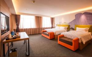 大连美丽豪大连高新万达广场星海酒店的酒店客房,设有两张床和一张沙发