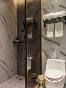 上海上海盎格酒店(新国际博览中心龙阳路地铁站店)的一间带卫生间和淋浴的浴室