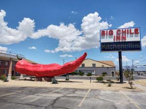 拉斯克鲁塞斯Big Chile Inn & Suites的停车场里一大头冷冻充气红鲸