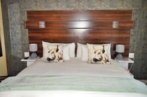 玛洛斯帕克Royal Marlothi Kruger Safari Lodge and Spa的一间卧室配有一张大床和木制床头板