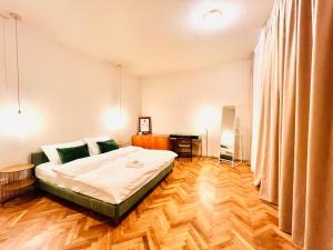 布加勒斯特City Center Unirii Square Private rooms with City View - Shared Amenities的一间卧室配有一张床,铺有木地板
