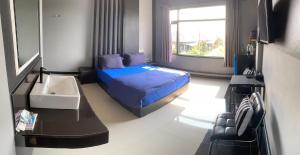 美塞普莱芳民宿的一间卧室设有蓝色的床和窗户。