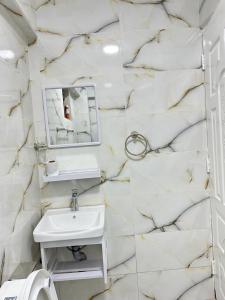 埃尔多雷特Regency Stays III的白色的浴室设有水槽和镜子