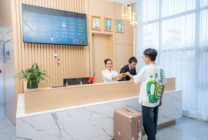 金边ARK HOTEL的一个人站在机场的接待台