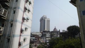 孟买The Colaba Pod的从两栋建筑中欣赏到城市美景
