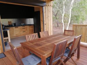 布拉伊NIAOULI LODGE的厨房里配有木制餐桌和椅子