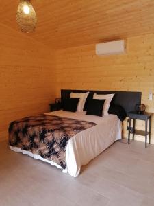 布拉伊NIAOULI LODGE的木制客房内的一间卧室配有一张大床