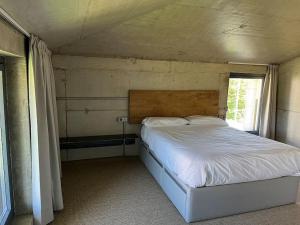 Apartamento MENDEBALDE的一间卧室配有一张带木制床头板的床和窗户。