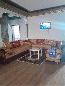 舍夫沙万Dar yahya的客厅配有沙发和桌子