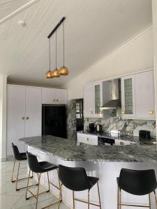 温特和克Avis sunrise view的厨房配有大理石台面和黑色椅子