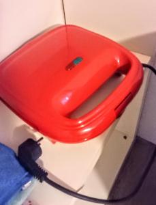 拉肯霍夫Villa Fortuna Budget的卫生间的上方设有红色马桶座