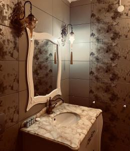 特拉布宗LİFOZ Holiday resort的一间带水槽和镜子的浴室