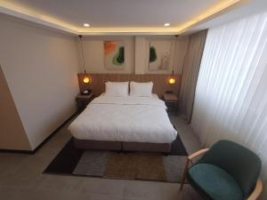 伊斯坦布尔BeL LETTO HOTEL的卧室配有白色的床和2把椅子