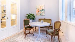 汉科Villa Maija 3 Westside的一间配备有白色桌椅的用餐室