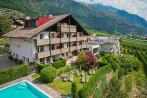 卡斯泰尔贝洛Residence Sardis的享有带游泳池和山脉的房屋的空中景致
