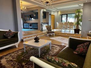 特拉布宗LİFOZ Holiday resort的带沙发和桌子的客厅以及厨房。