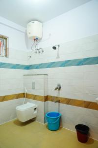班加罗尔LEE PARADISE INN的一间带卫生间和蓝色桶的浴室
