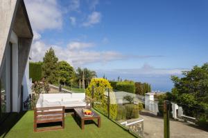 拉奥罗塔瓦Home2Book Stunning Loft Seaviews Finca La Golosa的花园配有白色的沙发和桌子