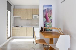拉奥罗塔瓦Home2Book Stunning Loft Seaviews Finca La Golosa的一间带桌子的厨房和一间餐厅