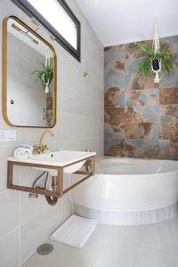 拉奥罗塔瓦Home2Book Stunning Loft Seaviews Finca La Golosa的一间带水槽、浴缸和镜子的浴室