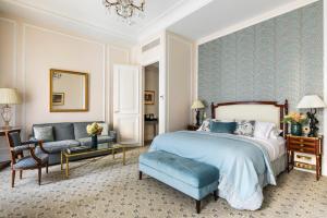 巴黎圣瑞吉斯酒店的一间卧室配有一张床、一把椅子和一张沙发