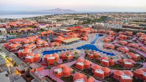 沙姆沙伊赫Pickalbatros Laguna Club Resort Sharm El Sheikh的度假村的空中景致