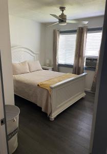 科纳Your Slice of Paradise in Kona的卧室配有白色的床和窗户。