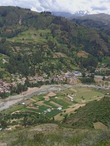 瓦拉斯casa montañista lodge & camping的山上村庄的空中景观