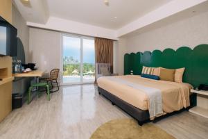 麦克坦Solea Mactan Resort的一间卧室配有一张大床和绿色床头板