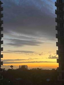 Lapu Lapu CityRoss' Cosy Corner的从大楼的窗户欣赏日落美景