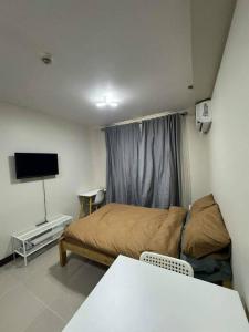 Lapu Lapu CityRoss' Cosy Corner的小房间设有床和电视