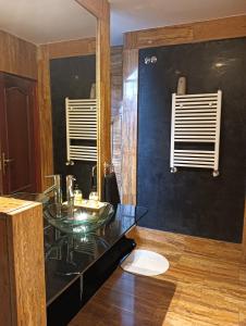 阿罗约莫利诺斯H1-Habitación sublime cama doble luminosa A/C WIFI的浴室设有玻璃桌和镜子