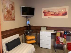 霍恩巴赫伽斯特翰斯莫妮卡酒店的一间卧室配有书桌、一张床和电视。