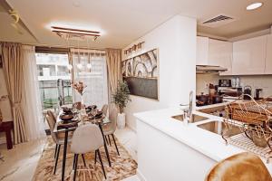 阿布扎比Al Raha Glamour 3BR with Beach Access的厨房以及带桌椅的用餐室。