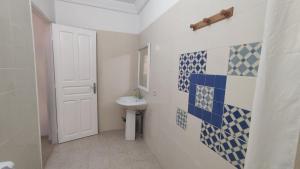 迈来亚CoZi Coliving space Djerba的浴室配有白色卫生间和盥洗盆。