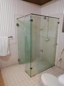 费萨拉巴德silk.hotel的浴室设有玻璃淋浴间和卫生间