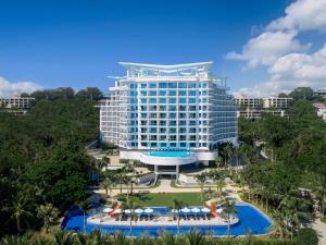 三亚三亚君吉海景酒店的一座带游泳池和度假村的大型建筑