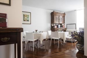 布林迪西B&B Acquapazza的用餐室配有白色的桌子和白色的椅子