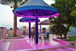 雷伊斯منتجع شاطئ العرب - خليج الرايس的凉亭下方设有桌椅