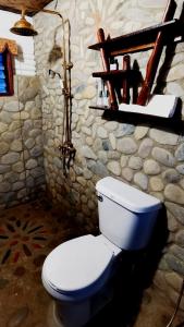 圣维森特Dreamer Resort的浴室配有白色卫生间和石墙。