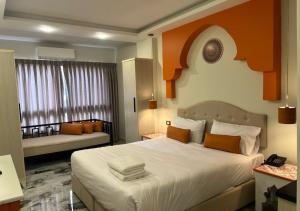安曼Amman Trail Hotel & Studios的一间卧室设有一张大床和一个窗户。