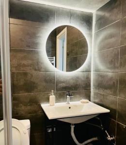 卡瓦拉eliTe deluxe的一间带水槽和镜子的浴室