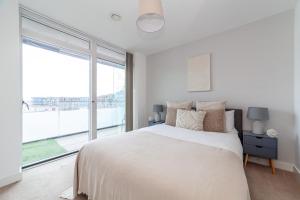 伦敦The Thames Collection的白色的卧室设有床和大窗户
