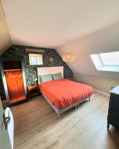 Pommerit-JaudyMaison de Yec'hed mat, authentique et charmante.的一间卧室配有一张红色棉被的床