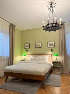 锡比乌Kesletz House的一间卧室配有一张大床和一个吊灯。