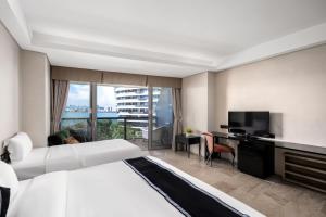 三亚三亚凤栖梧桐海上度假酒店(凤凰岛店)的酒店客房配有一张床、一张书桌和一台电视。